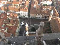 Blick vom Glockenturm gerade nach unten